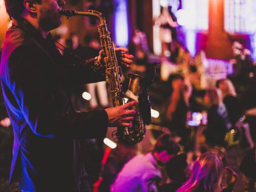 Saxofonist spiller Jazz